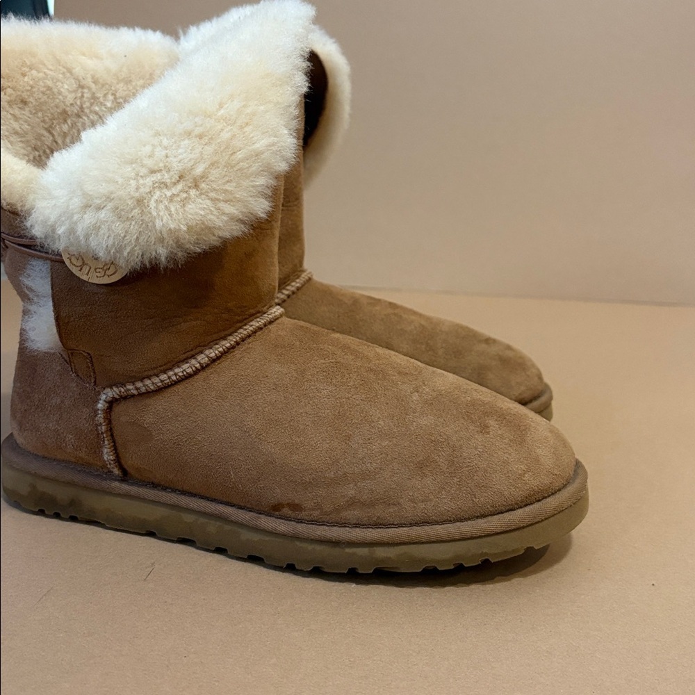 UGG Bailey buckle ankle boots tan suede w Cream sheepskin wool lining - Picture 3 of 5